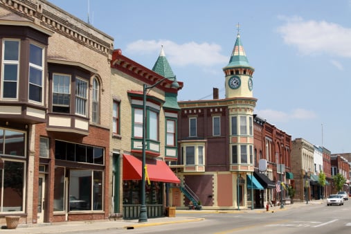 sunny-street-and-buildings-in-berlin-wisconsin-picture-id174959361